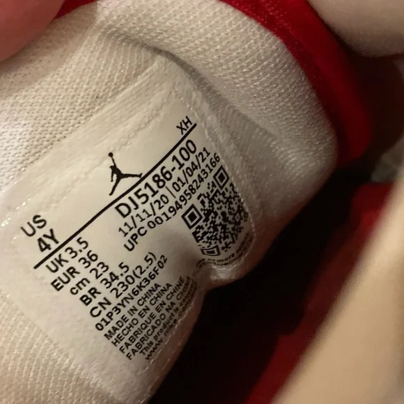 New In Box Size 4 Grade School Air Jordan‎ 1 Low SE “Spades” White/Metallic Gold